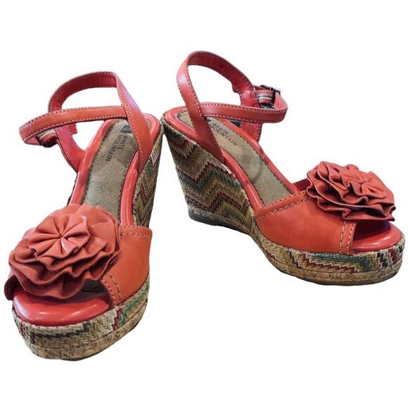 White mountain shoes wedges 3.5” Aztec design size 6 leather uppers and  flower - Picture 1 of 8